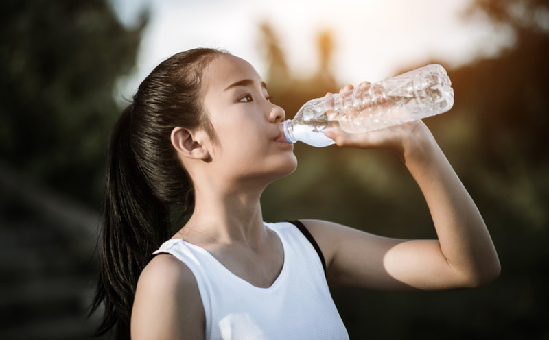 Uống nhiều nước giúp hệ tiêu hóa hoạt động tốt hơn