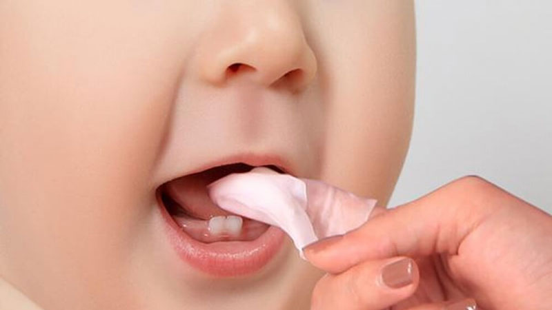  Sử dụng gạc tưa lưỡi chuyên dụng để vệ sinh khoang miệng cho trẻ 