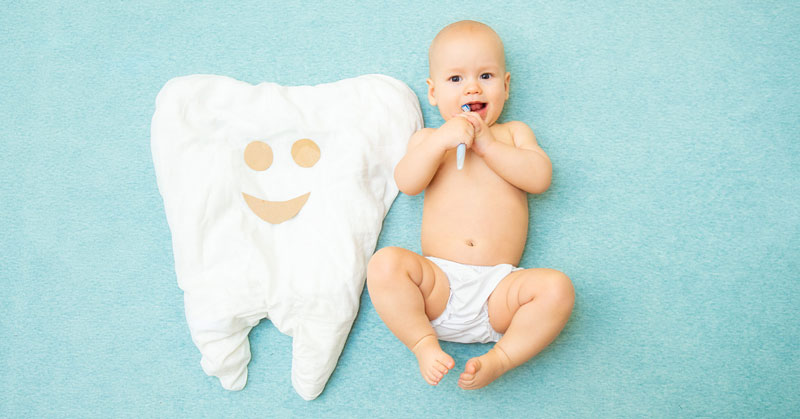 Vệ sinh răng miệng hàng ngày cho trẻ với nước ấm hoặc nước muối sinh lý
