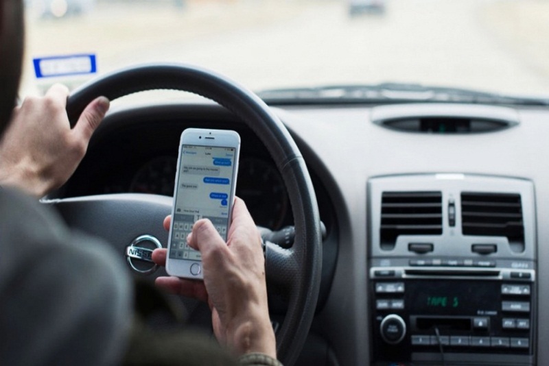 Không nên dùng điện thoại khi đang di chuyển trên ô tô để phòng bệnh tiền đình