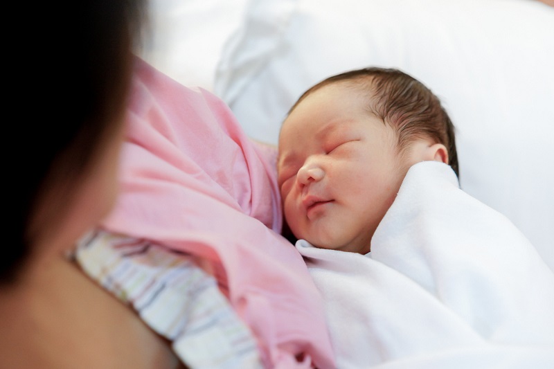 Mẹ có thể ôm bé vào lòng tạo sự an toàn, yên tâm cho giấc ngủ của bé tới khi bé ngủ say