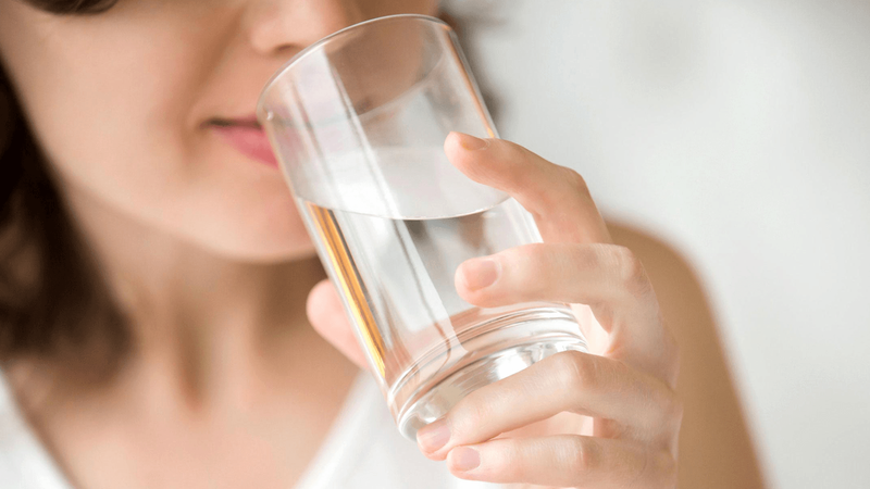 Nước lọc giúp thúc đẩy giải độc và giảm nhẹ triệu chứng buồn nôn