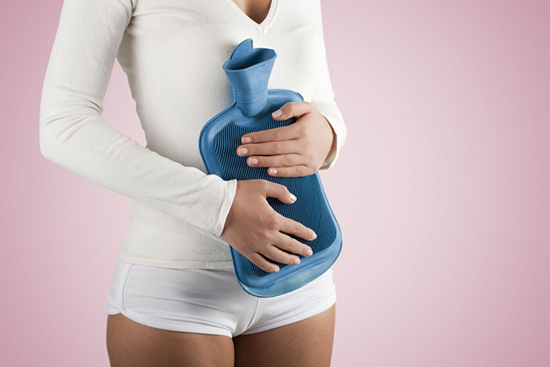 Sử dụng túi chườm nóng có thể giảm đau hiệu quả cho triệu chứng đau bụng thượng vị