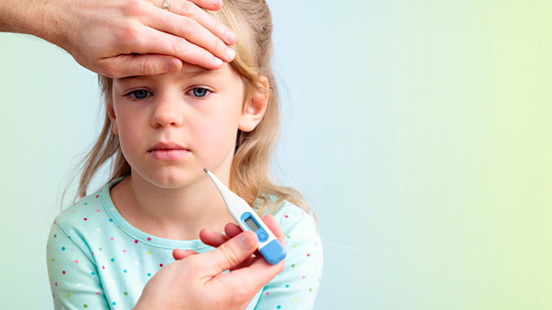 Khi phát hiện bé bị sốt, cha mẹ nên tìm cách hạ sốt cho con nhanh chóng, tránh những rủi ro xấu với sức khỏe