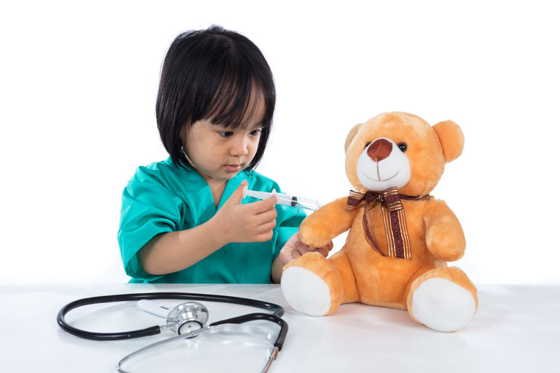 Trước khi cho trẻ tiêm phòng, cha mẹ hãy trao đổi tình trạng sức khỏe của con với bác sĩ