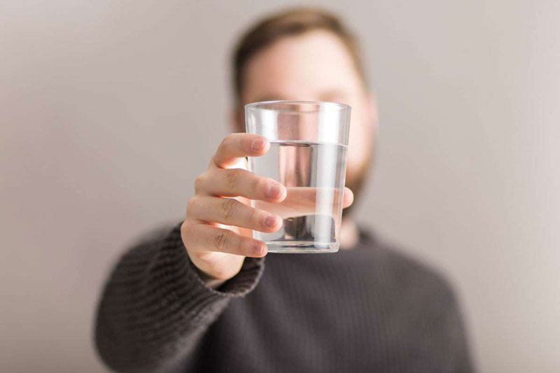 Bệnh nhân cần uống nhiều nước ấm mỗi ngày để cải thiện tình trạng sức khỏe tốt hơn