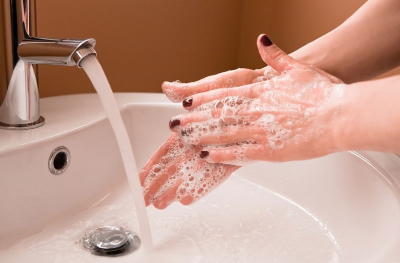 Hãy rửa tay sạch sẽ để loại bỏ vi khuẩn vô tình mắc phải trong khi quan hệ tình dục
