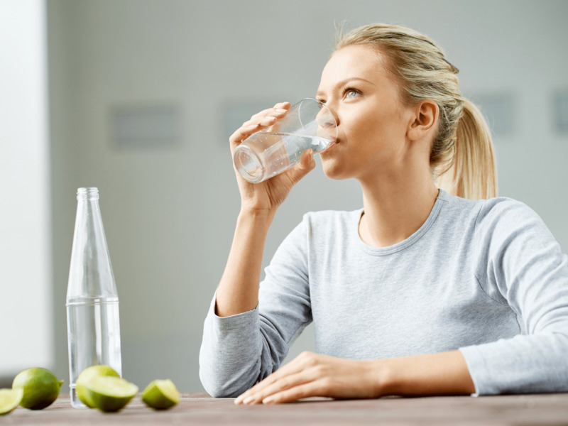  Uống nhiều nước giúp hạ sốt hiệu quả
