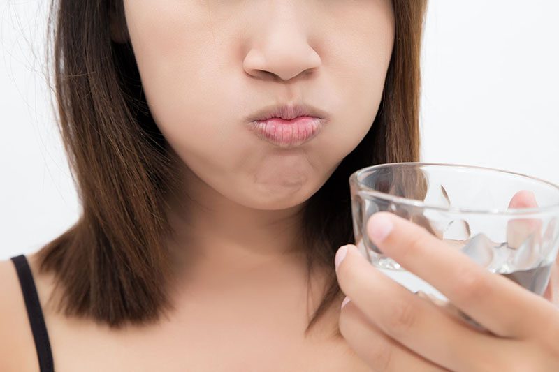 Sử dụng nước muối sinh lý súc miệng hằng ngày giúp tăng khả năng kháng khuẩn