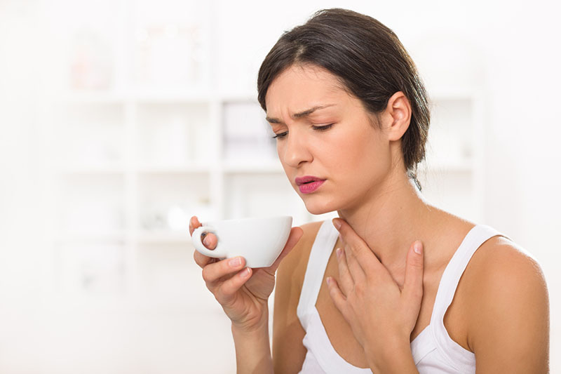 Uống nước ấm có thể hạn chế tình trạng đau rát cổ họng