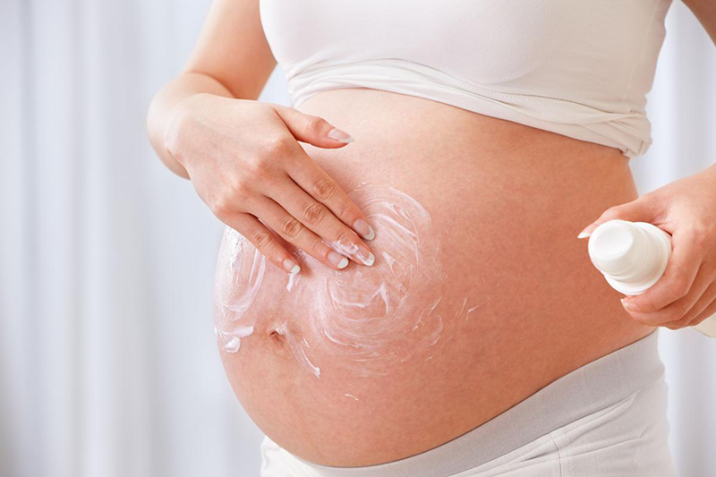 Sử dụng các loại kem bôi nhằm làm mờ các vết rạn nứt trên da được nhiều người áp dụng kể cả phụ nữ mang thai