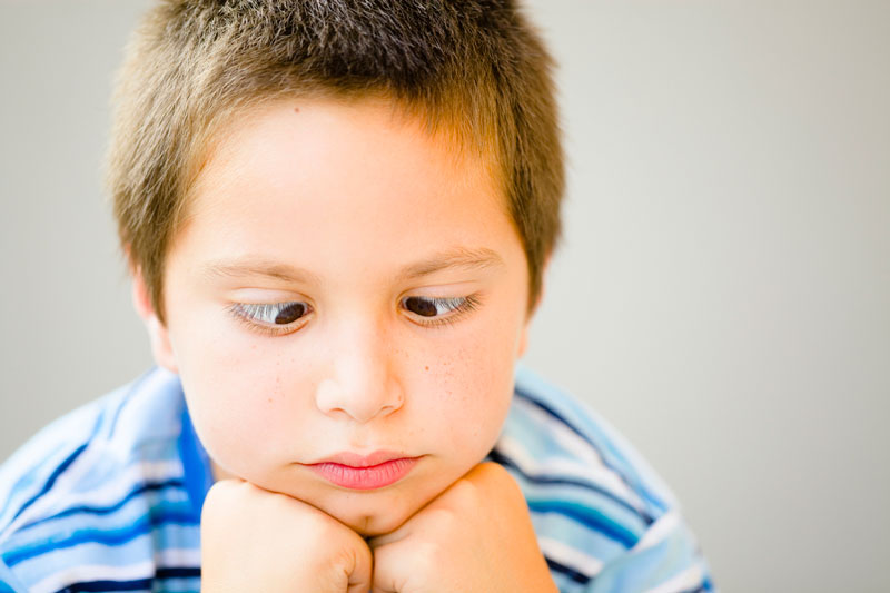 Trẻ bị lác thường có biểu hiện nheo mắt liên tục
