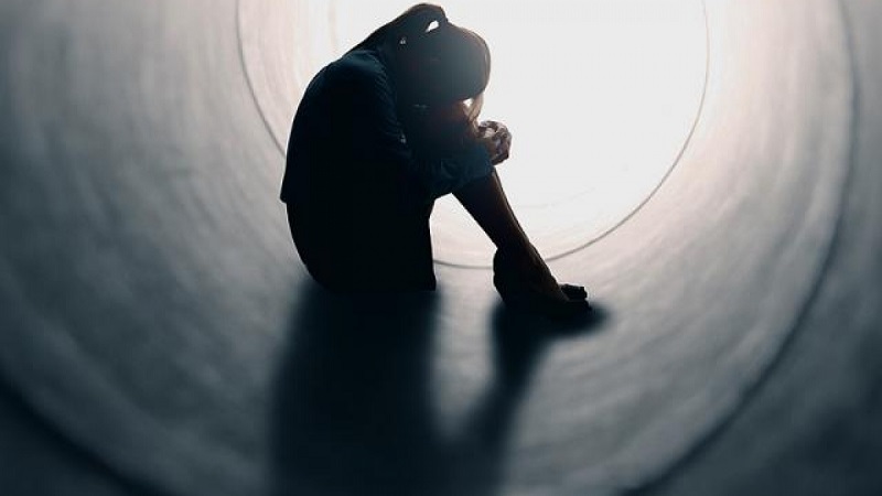 Người mắc trầm cảm có thể hay ngồi khóc một mình