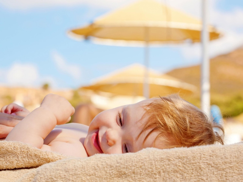  Tắm nắng mỗi ngày giúp khắc phục tình trạng vàng da sinh lý 