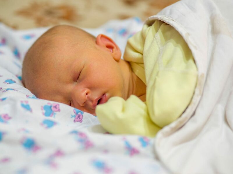 Trẻ sinh non có nguy cơ cao mắc bệnh vàng da hơn so với trẻ sinh đủ tháng
