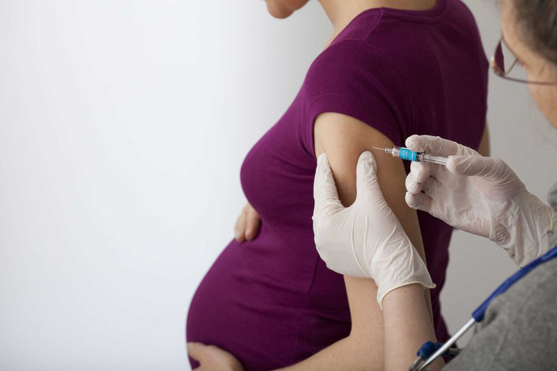 Tiêm vắc xin giúp bảo vệ sức khỏe cho cả mẹ và bé