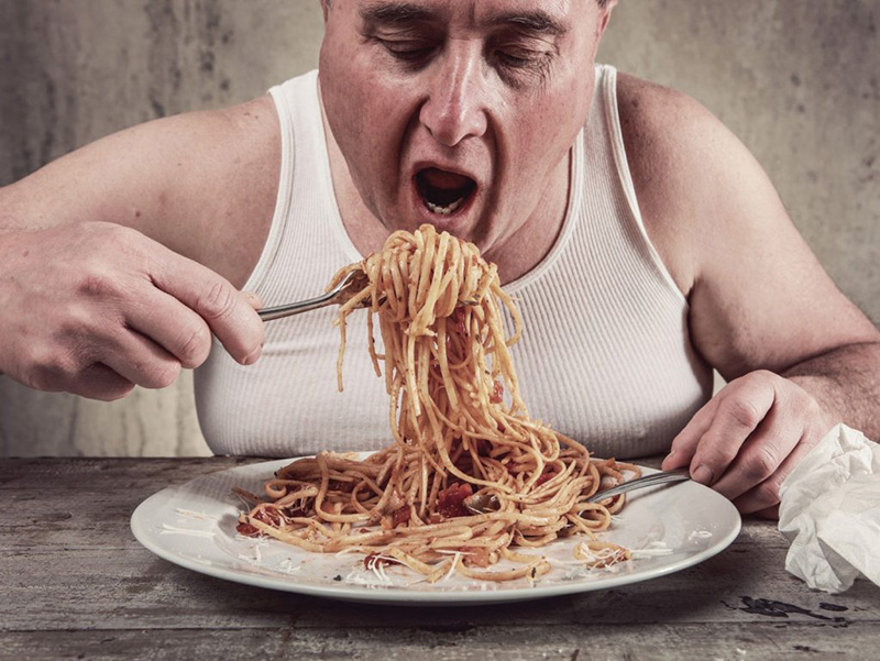 Ăn quá no trong thời gian đầu sau phẫu thuật có thể dẫn đến thoát vị thành bụng