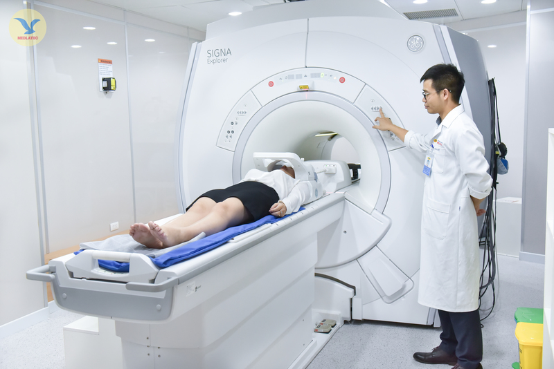  Từ trường mạnh trong máy <a href='https://medlatec.vn/tin-tuc/phuong-phap-chup-mri-la-gi-va-chup-mri-biet-duoc-benh-gi-s154-n17235'  title ='Chụp MRI'>Chụp MRI</a> có thể ảnh hưởng đến thiết bị y tế trong cơ thể