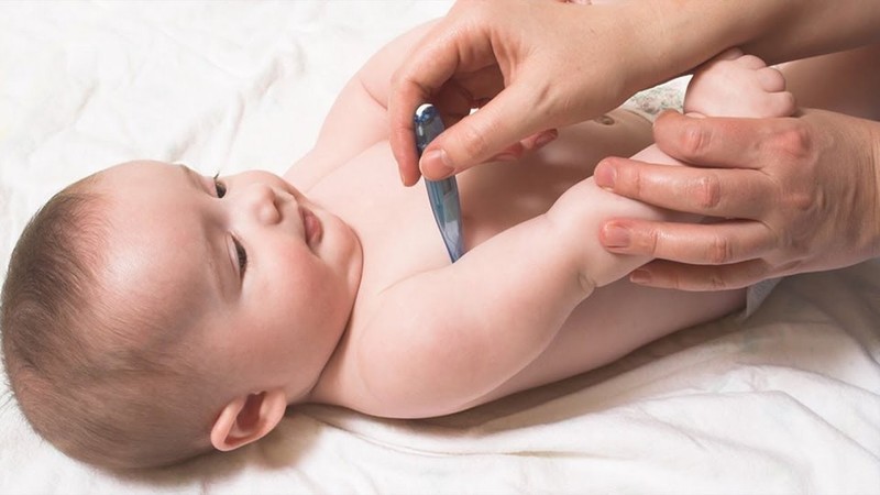 Trẻ có thể bị sốt nhẹ sau khi tiêm vắc xin