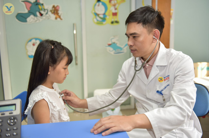 Bác sĩ MEDLATEC thực hiện khám sức khỏe cho trẻ trước khi tiêm vắc xin