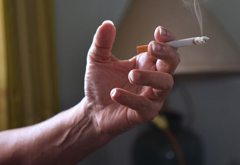 Hút thuốc lá có thể khiến viêm phổi trầm trọng hơn
