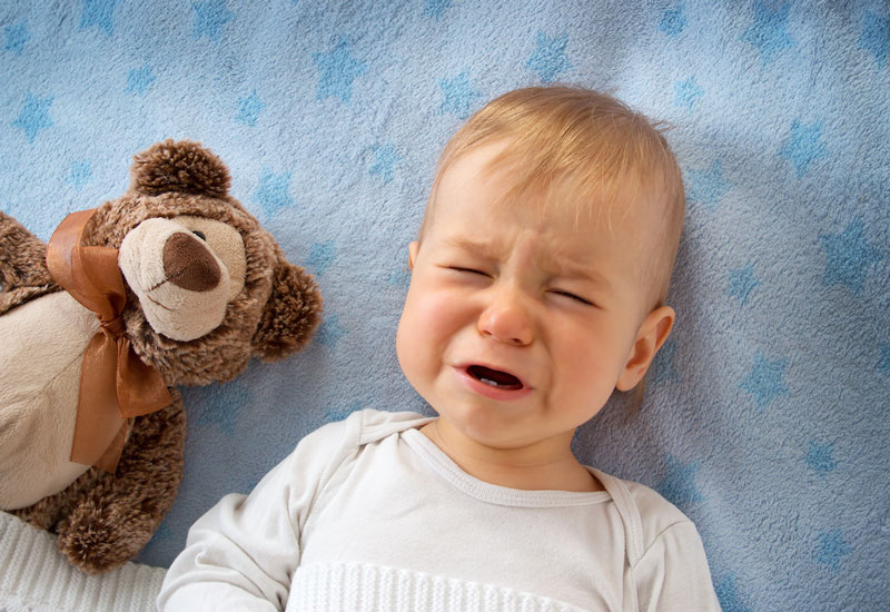 Trẻ có thể quấy khóc và nôn ói sau khi tiêm