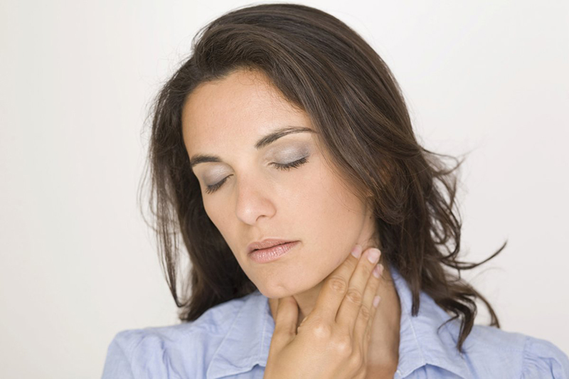 Nghẹn cổ, đau họng là một trong những triệu chứng của bệnh