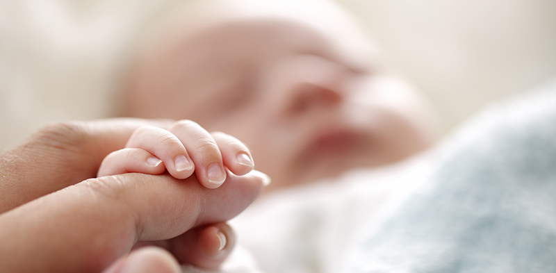 Trẻ sơ sinh cũng có nguy cơ mắc phải thoát vị bẹn gián tiếp do yếu tố bẩm sinh