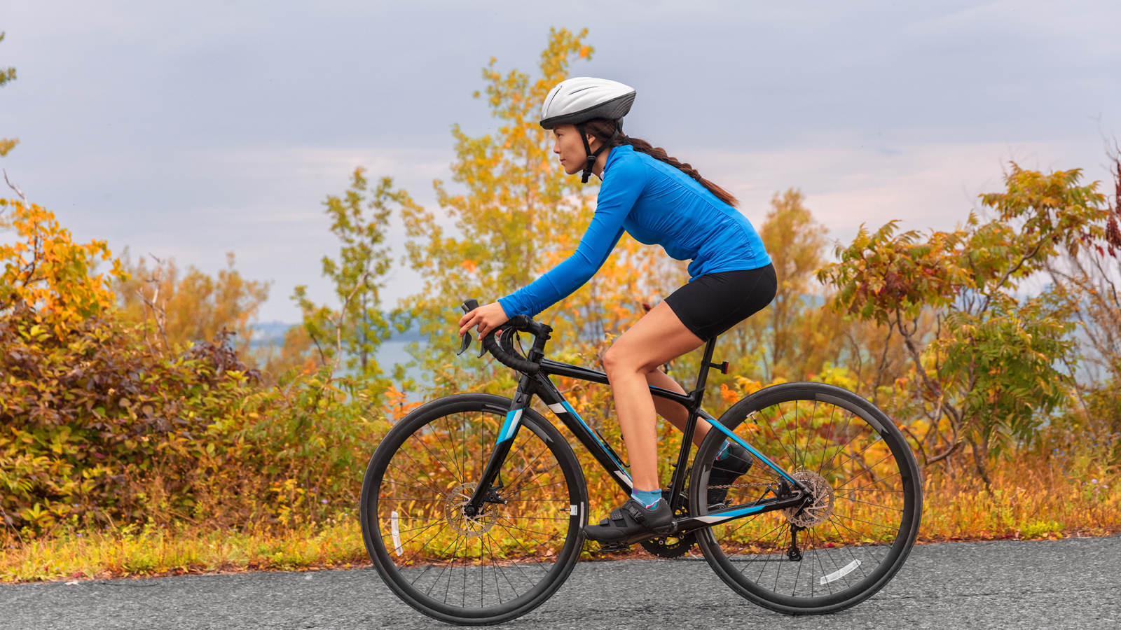 Đạp xe là cách tập luyện phù hợp để cải thiện bệnh thoái hóa khớp gối