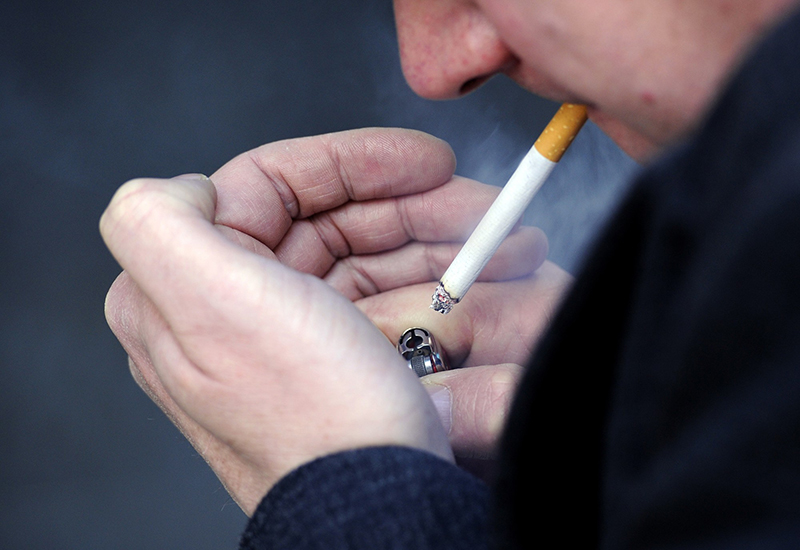 Thói quen hút thuốc lá thường xuyên có thể khiến bạn mắc các bệnh về ung thư phổi, ung thư vòm họng,…