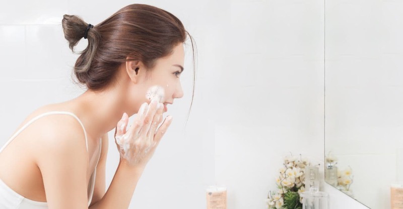 Rửa mặt giúp làm sạch bụi bẩn và bã nhờn trên da
