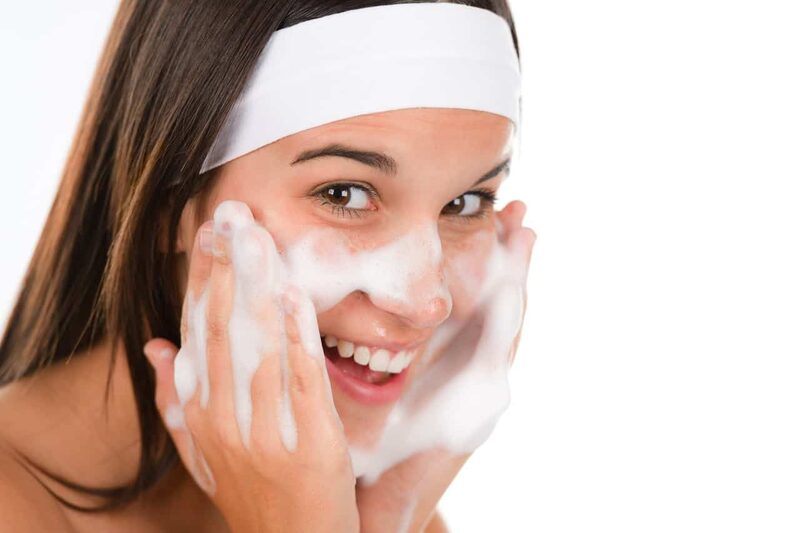  Làm sạch với da mụn là bước rất quan trọng