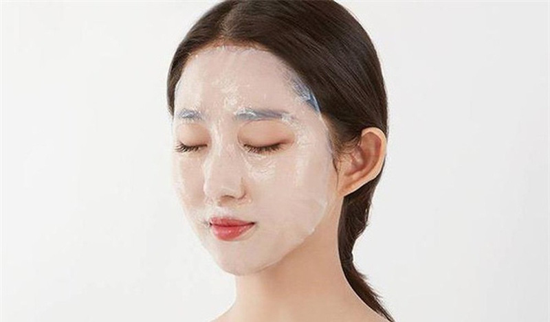 Đắp mặt nạ giấy giúp cấp ẩm chuyên sâu cho da