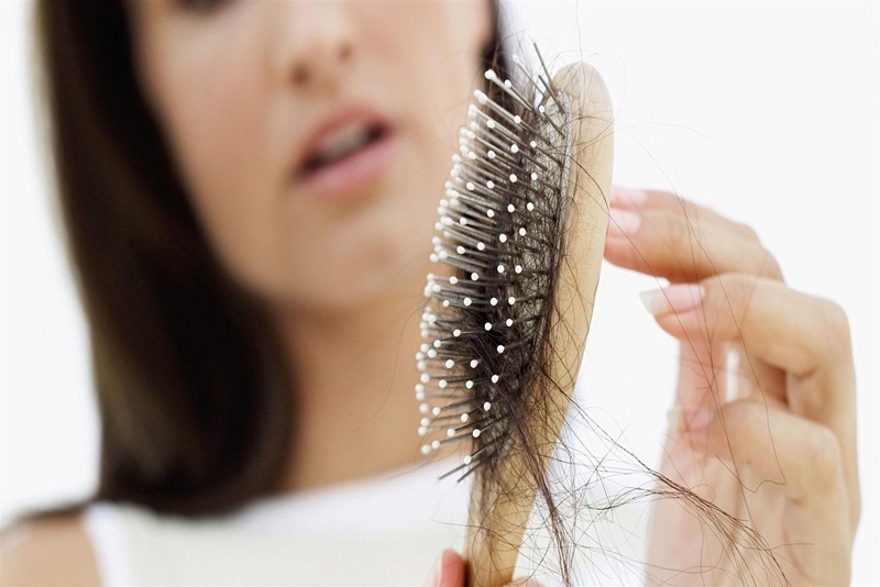 Tóc rụng nhiều vì sao có thể là phụ nữ sau sinh dễ bị rụng tóc
