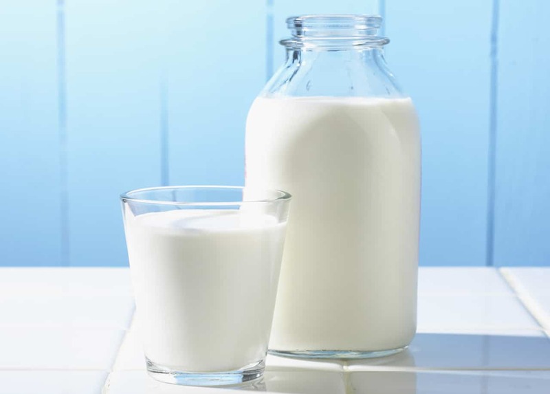 cách làm da trắng với sữa tươi không đường chứa nhiều tinh chất làm trắng da