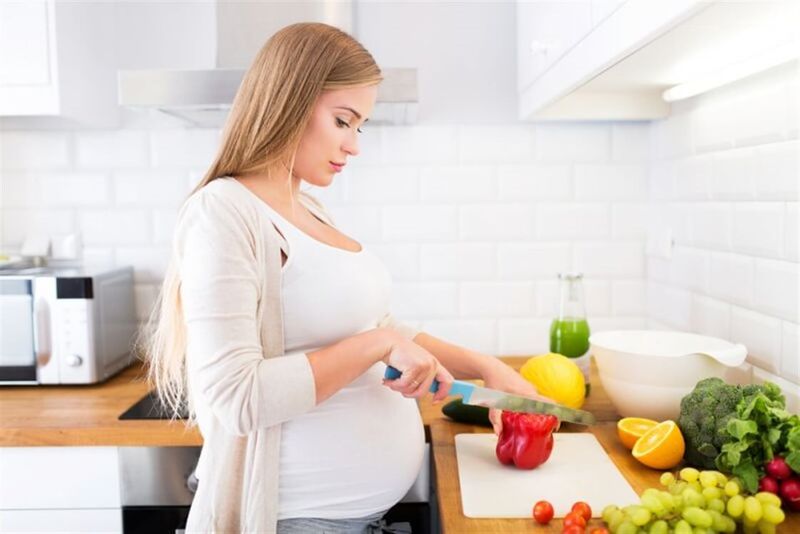 Trong thai kỳ, mẹ bầu không nên ăn kiêng vì sợ tăng cân quá nhiều