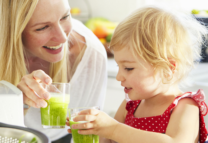 trẻ em sốt 38 độ cho trẻ uống các loại nước ép rau, củ, quả cũng giúp trẻ mau hạ sốt