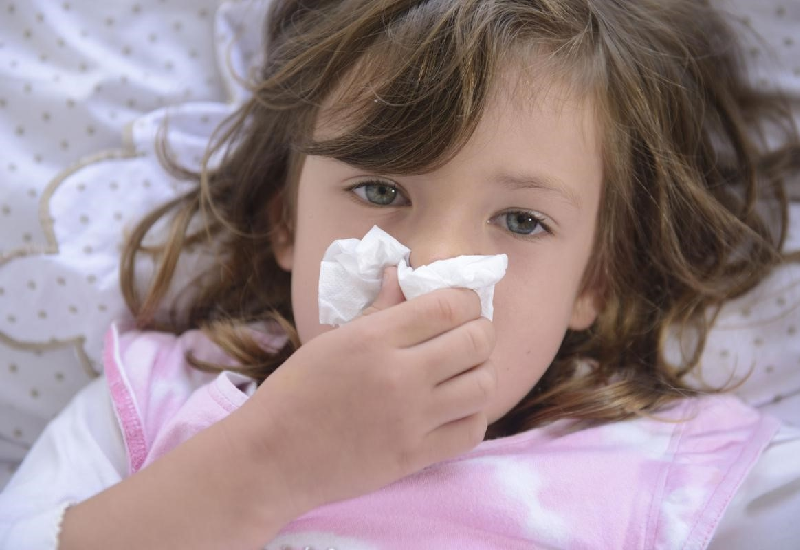 Khi trẻ sốt thường sẽ có các các triệu chứng kèm theo như sổ mũi, ho,...