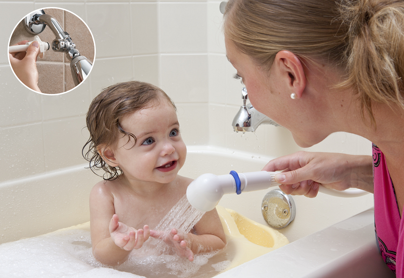 Trẻ sốt không rõ nguyên nhân tắm cho trẻ bằng nước ấm cũng là cách giúp trẻ hạ sốt