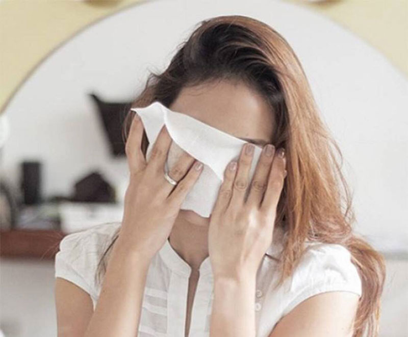 Tránh sử dụng khăn giấy khô lau mắt vì dễ gây tổn thương kết mạc