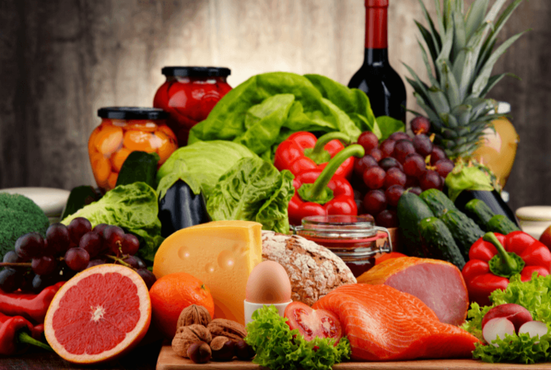 Ăn rau xanh và trái cây hàng ngày giúp bổ sung vitamin và chất xơ