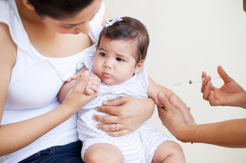 Các mẹ cần theo dõi lịch tiêm chủng cho bé thật kỹ lưỡng để đảm bảo con mình được tiêm đầy đủ những loại vaccin cần thiết