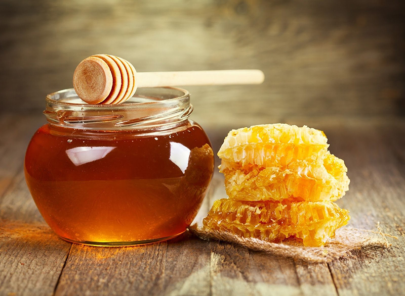 Nhờ khả năng diệt khuẩn và tiêu viêm tốt nên mật ong được dùng trong điều trị mụn bọc mủ