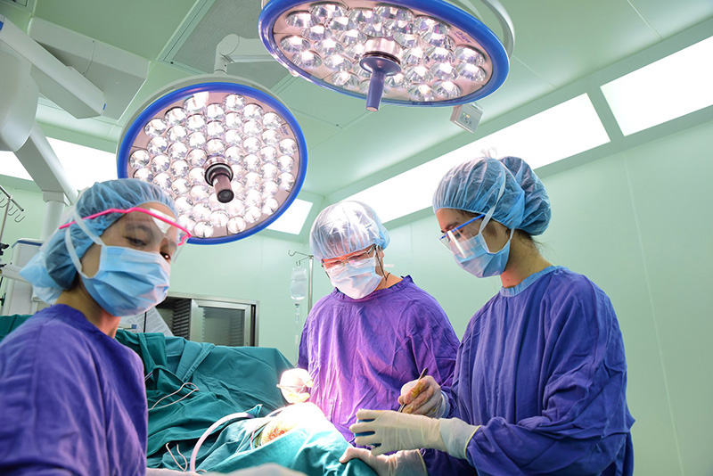 Cần chuẩn bị kỹ càng phòng mổ và ekip mổ trước khi thực hiện ca phẫu thuật