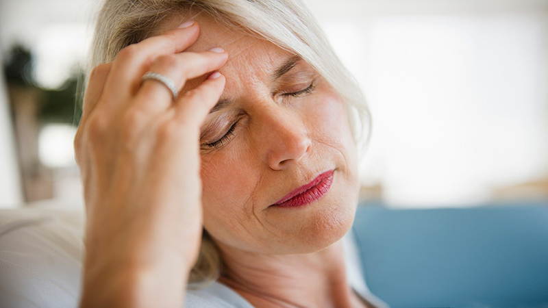 Huyết áp cao làm tăng áp lực bên trong khiến người bệnh cảm thấy đau đầu dữ dội