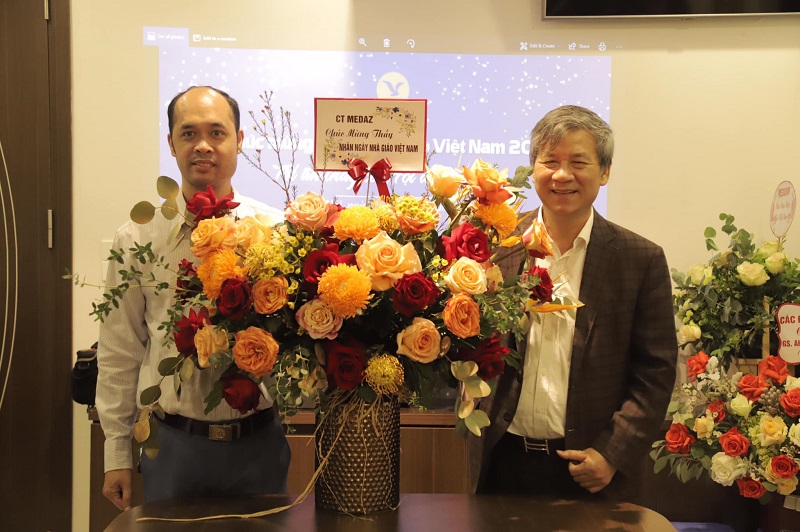 MEDAZ tặng hoa chúc mừng Thầy nhân Ngày Nhà giáo Việt Nam 20-11.