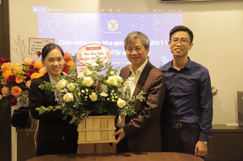 MEDDOM tặng hoa chúc mừng Thầy nhân Ngày Nhà giáo Việt Nam 20-11.