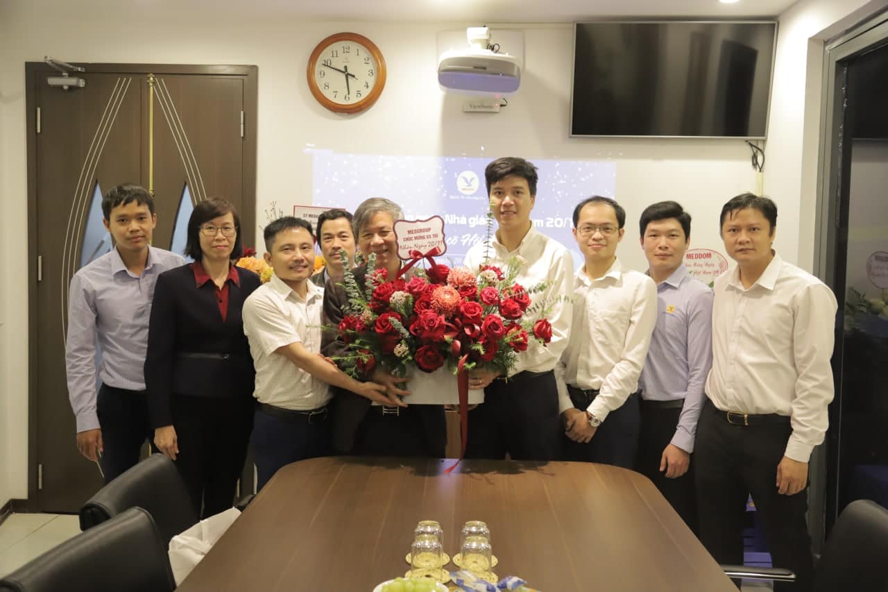 Đai diện BTGĐ, CBCC MED Group, Medlatec Ba đình tặng hoa chúc mừng Thầy nhân Ngày Nhà giáo Việt Nam 20-11