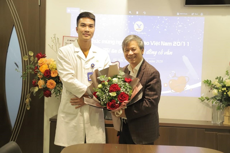 Bác sĩ Tùng - Khoa Khám bệnh, đại diện lớp bác sĩ trẻ tại MED GROUP tặng hoa tri ân Thầy.