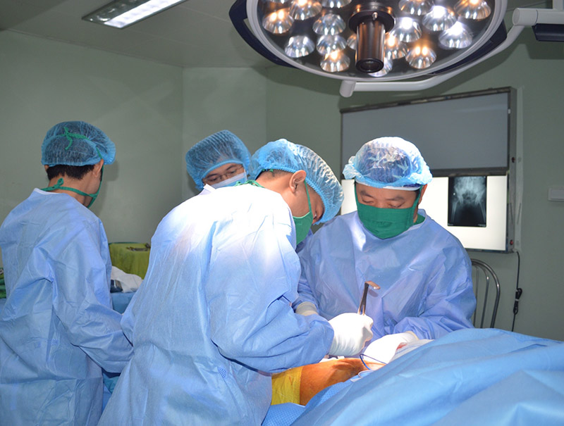 Phẫu thuật thay khớp là một trong những kỹ thuật điều trị viêm khớp